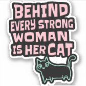 強い女性の後ろに彼女の猫がいる – ピンク文字 シール (正面)
