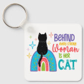 強い女性の背後には彼女の猫がいる キーホルダー (正面)