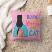 強い女性の背後には彼女の猫がいる クッション (ブランケット)