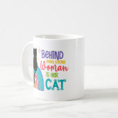 強い女性の背後には彼女の猫がいる コーヒーマグカップ (正面左)