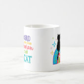 強い女性の背後には彼女の猫がいる コーヒーマグカップ (中央)