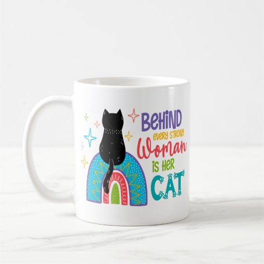 強い女性の背後には彼女の猫がいる コーヒーマグカップ (左)