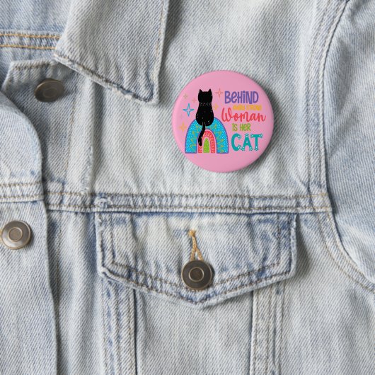 強い女性の背後には彼女の猫がいる 缶バッジ (インサイチュ)