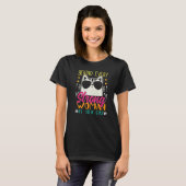 強い女性の背後には猫がいます 面白いペット愛好家 Tシャツ (正面フル)
