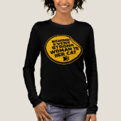 強い女性の背後には猫がいる おもしろ名言 トライブレンドＴシャツ (正面)