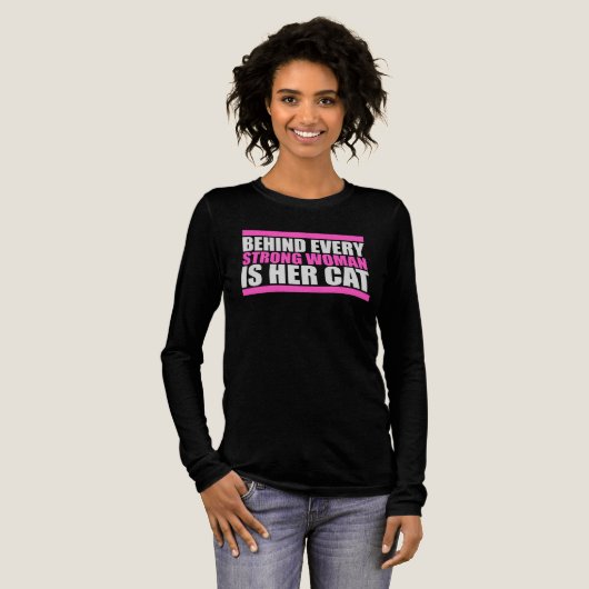 強い女性の背後には猫がいる おもしろ名言 トライブレンドＴシャツ (正面全体)