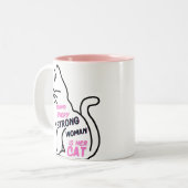強い女性の背後には猫がいる ツートーンマグカップ (正面左)