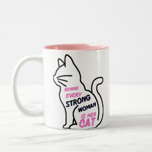 強い女性の背後には猫がいる ツートーンマグカップ