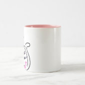 強い女性の背後には猫がいる ツートーンマグカップ (中央)