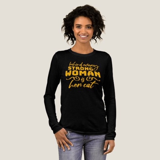 強い女性の背後には猫がいる 面白い引用 トライブレンドＴシャツ (正面全体)