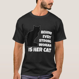 強い女性の背後には猫がいる Tシャツ