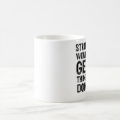 強い女性は事を終らせます コーヒーマグカップ (中央)