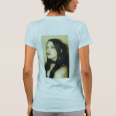 強い女性は弱い人をおびえさせます Tシャツ (裏面)