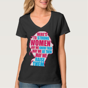 強い女性は彼らをフェミニストに育てることを知っている Tシャツ