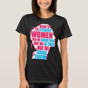強い女性は彼らをフェミニストに育てることを知っている Tシャツ