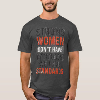 強い女性は態度を持っていない、我々は立っている Tシャツ