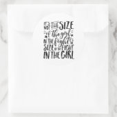 強い感動的勇敢な女の子ファイターのための引用文 ラウンドシール (バッグ)