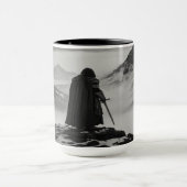 強い戦士マグ – ブラック&ホワイトファンタジーコーヒー マグカップ (中央)