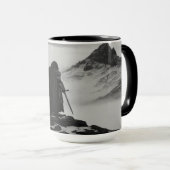 強い戦士マグ – ブラック&ホワイトファンタジーコーヒー マグカップ (正面右)