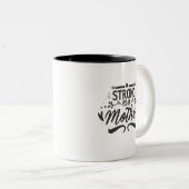 強い母の黒の台本モダンに ツートーンマグカップ (正面右)