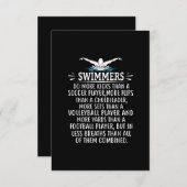 強い泳ぐ人が水泳で贈り物を男性へ女性 エンクロージャーカード (正面/裏面)