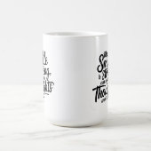 強い笑顔、静かな闘い コーヒーマグカップ (中央)
