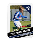 強い青の白でサッカー選手のトレーディングカード マグネット (縦)