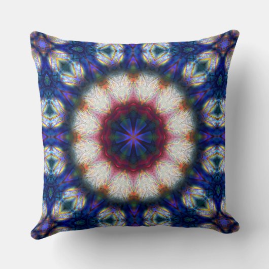 強い風変わり青と赤のグラデーションを持つ万華鏡のように千変万化するパターン クッション (裏面)