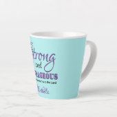 強くて勇気のあるアクアパーソナライズされたクリスチャン カフェラテマグ (右アングル)