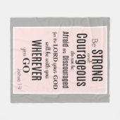 強くて勇気のある（ジョシュア）ピンク/グレー フリースブランケット (正面(横))