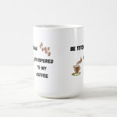 強くなれ私は私のコーヒーにAでささやいた コーヒーマグカップ (中央)