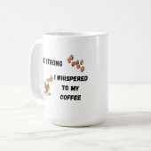 強くなれ私は私のコーヒーにAでささやいた コーヒーマグカップ (正面左)