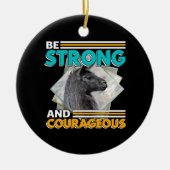 強く勇敢になる – ラマ セラミックオーナメント (正面)