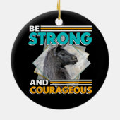 強く勇敢になる – ラマ セラミックオーナメント (裏面)