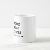 強く勇敢になれ決して一人ではない コーヒーマグカップ (中央)