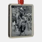 強く反対する雄牛にしがみついているライダー メタルオーナメント (右)