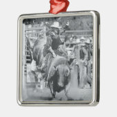 強く反対する雄牛にしがみついているライダー メタルオーナメント (左)