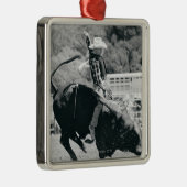 強く反対する雄牛にしがみつくライダーの側面図 メタルオーナメント (右)