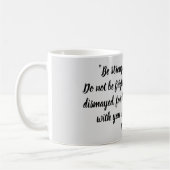 強く、勇気があるジョシュアの1:9の聖書の詩があって下さい コーヒーマグカップ (左)