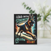 強さとハートで跳躍するドイツの羊飼い ポストカード (スタンド正面)