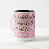 強さと尊厳を持って身にまとう諺 ツートーンマグカップ (正面左)