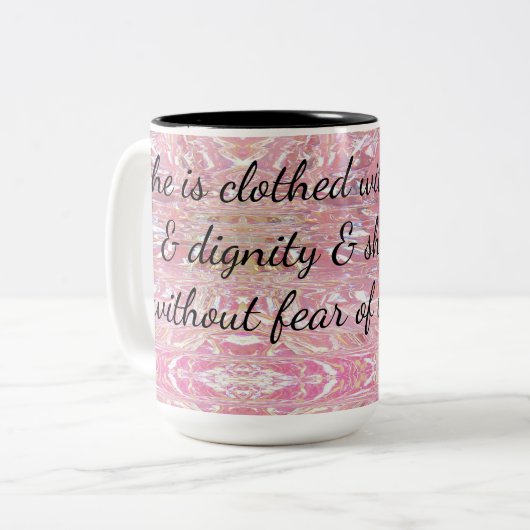 強さと尊厳を持って身にまとう諺 ツートーンマグカップ (正面左)