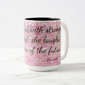 強さと尊厳を持って身にまとう諺 ツートーンマグカップ (正面右)