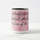 強さと尊厳を持って身にまとう諺 ツートーンマグカップ (中央)