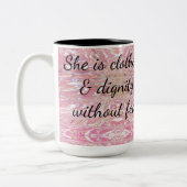 強さと尊厳を持って身にまとう諺 ツートーンマグカップ (左)