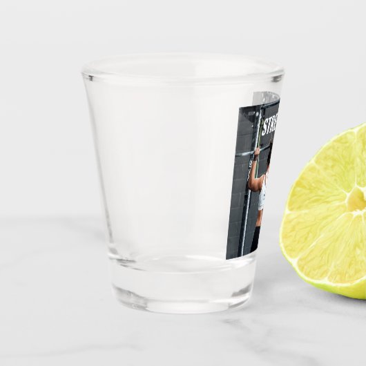 強さ適性女性の筋肉のアウトやる気を起こさせる ショットグラス (左)