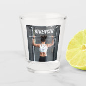 強さ適性女性の筋肉のアウトやる気を起こさせる ショットグラス (正面)