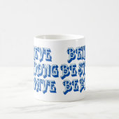 強信じく勇敢にやる気を起こさせるなる コーヒーマグカップ (中央)