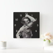 強健な肉体を持つユージン・サンドウの新しいポーズ - ボディビルディング スクエア壁時計 (ホーム)