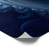 強力でありながら繊細な青と白のフラクタル旋回 ポスター (角)